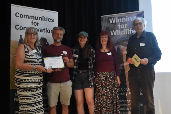 Tracy Thompson presenting the Groups award runner up certificate. 